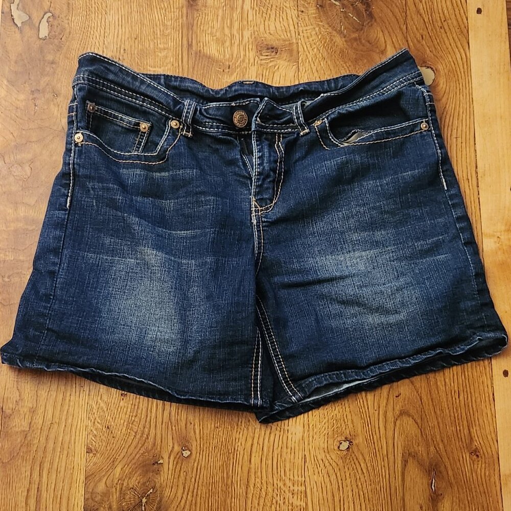 Seven Embroidered Pockets Jean Shorts - Picture 3 of 9